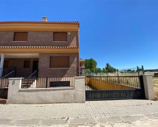 Exterior view of House or chalet for sale in Yunquera de Henares  with Heating, Private garden and Terrace