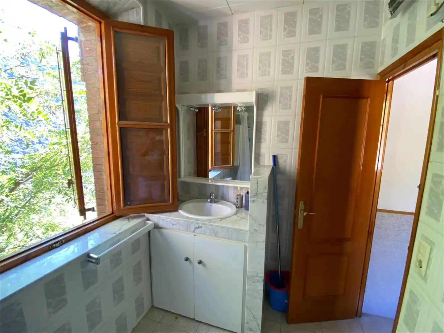 Zimmer in BV-4025, Cercs Badezimmer von Wohnung zur untervermieten in Cercs mit Heizung, Privatgarten und Terrasse