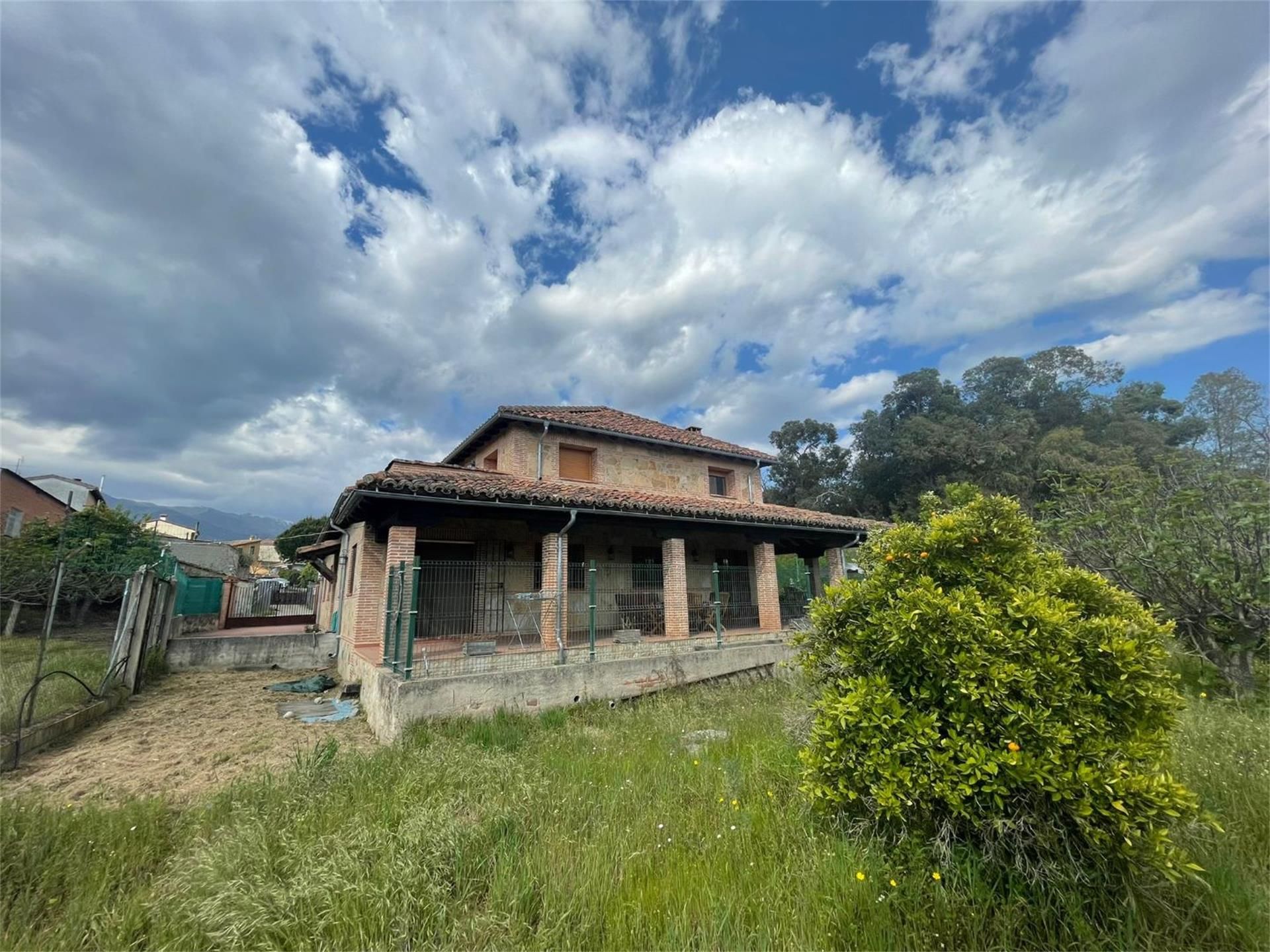 Vista exterior de Casa o xalet en venda en Candeleda amb Aire condicionat, Terrassa i Piscina