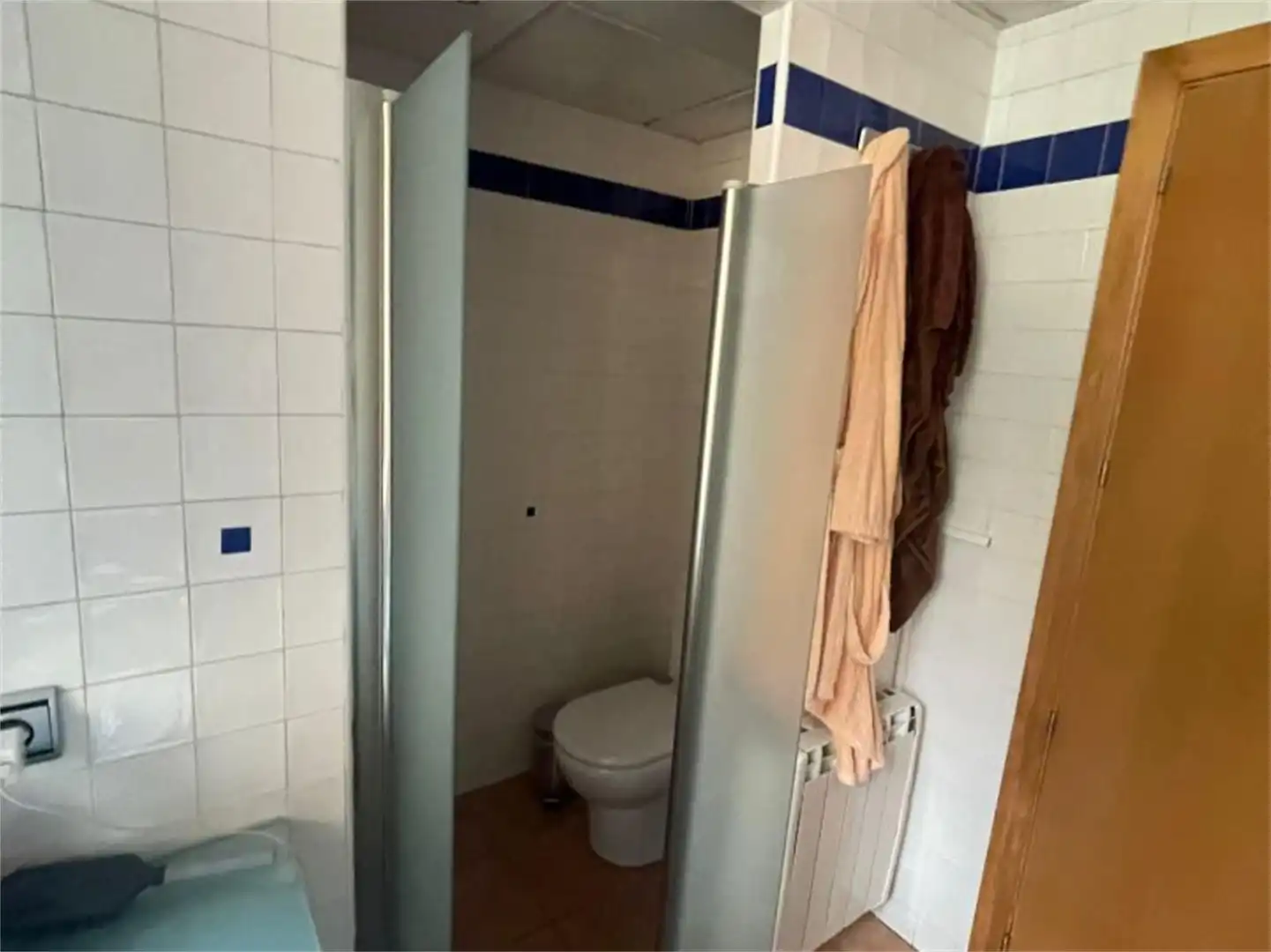 Houses for sale in Camino Colada, Candeleda Bathroom of Houses for sale in Candeleda with Air Conditioner, Terrace and Swimming Pool