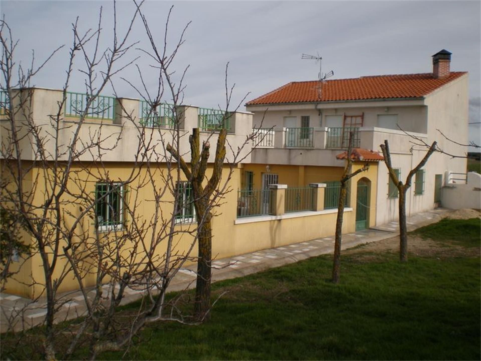 Vista exterior de Casa o xalet en venda en Narros de Matalayegua amb Calefacció, Terrassa i Traster