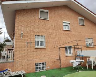 Vista exterior de Casa adosada en venda en Soria Capital  amb Piscina