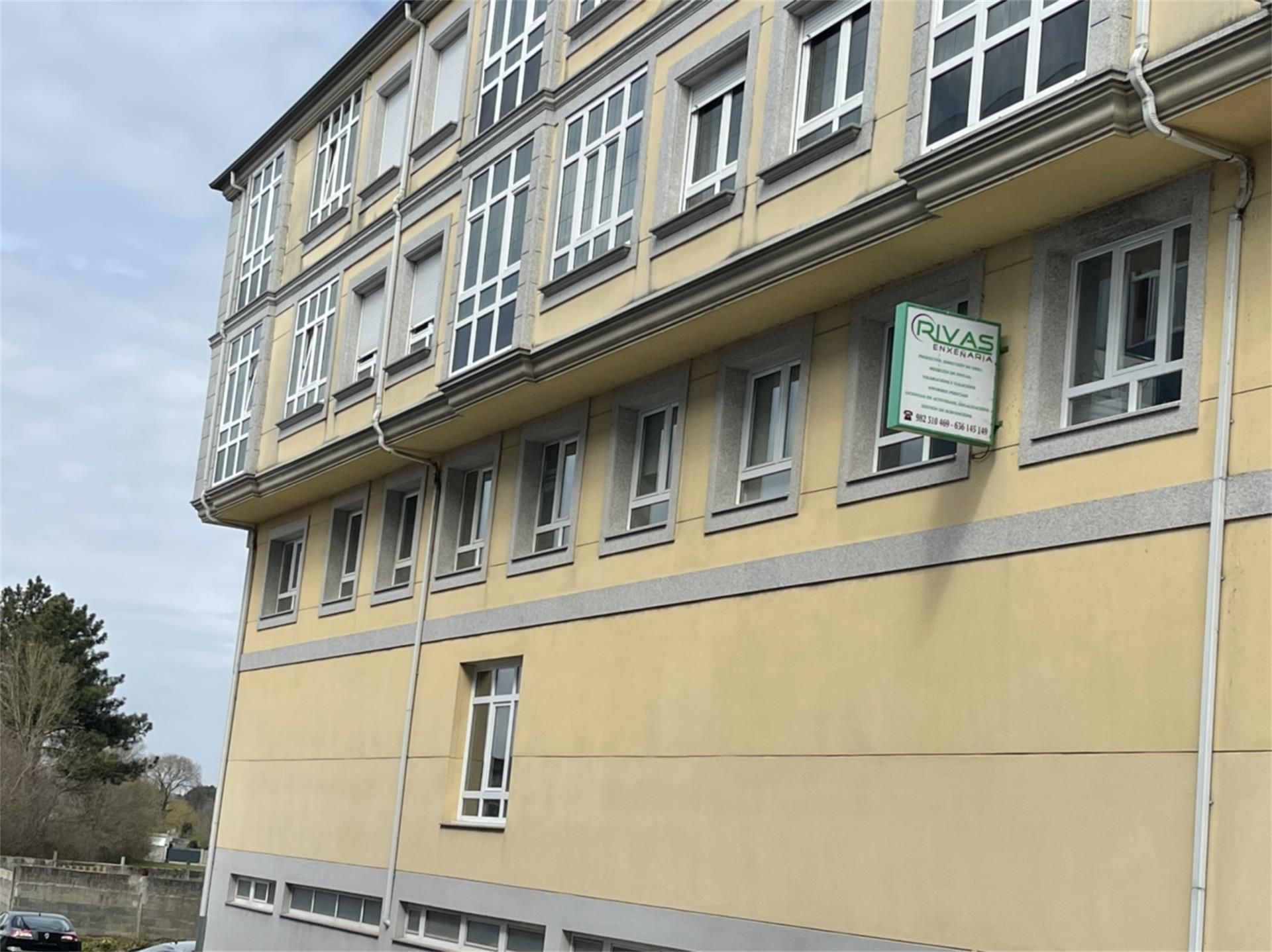 Vista exterior de Oficina en venda en Castro de Rei amb Calefacció