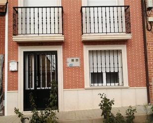 Vista exterior de Casa adosada en venda en Rueda amb Balcó