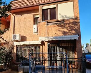 Vista exterior de Casa o xalet en venda en Guadalajara Capital amb Aire condicionat, Terrassa i Balcó