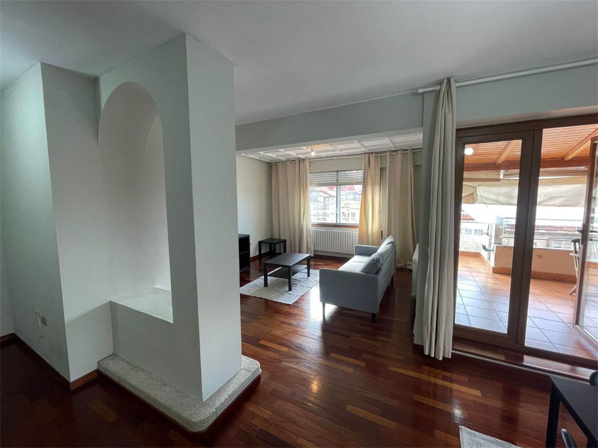 Sala d'estar de Àtic per a compartir en Vigo  amb Calefacció, Parquet i Terrassa