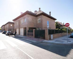 Vista exterior de Casa o xalet en venda en Majadahonda amb Aire condicionat i Piscina