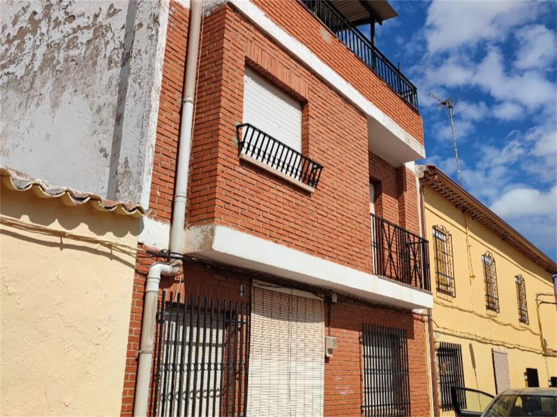Vista exterior de Casa adosada en venda en Alhambra amb Terrassa i Balcó