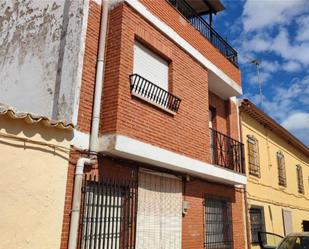 Vista exterior de Casa adosada en venda en Alhambra amb Terrassa i Balcó