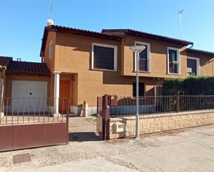 Vista exterior de Casa o xalet en venda en Mojados amb Piscina