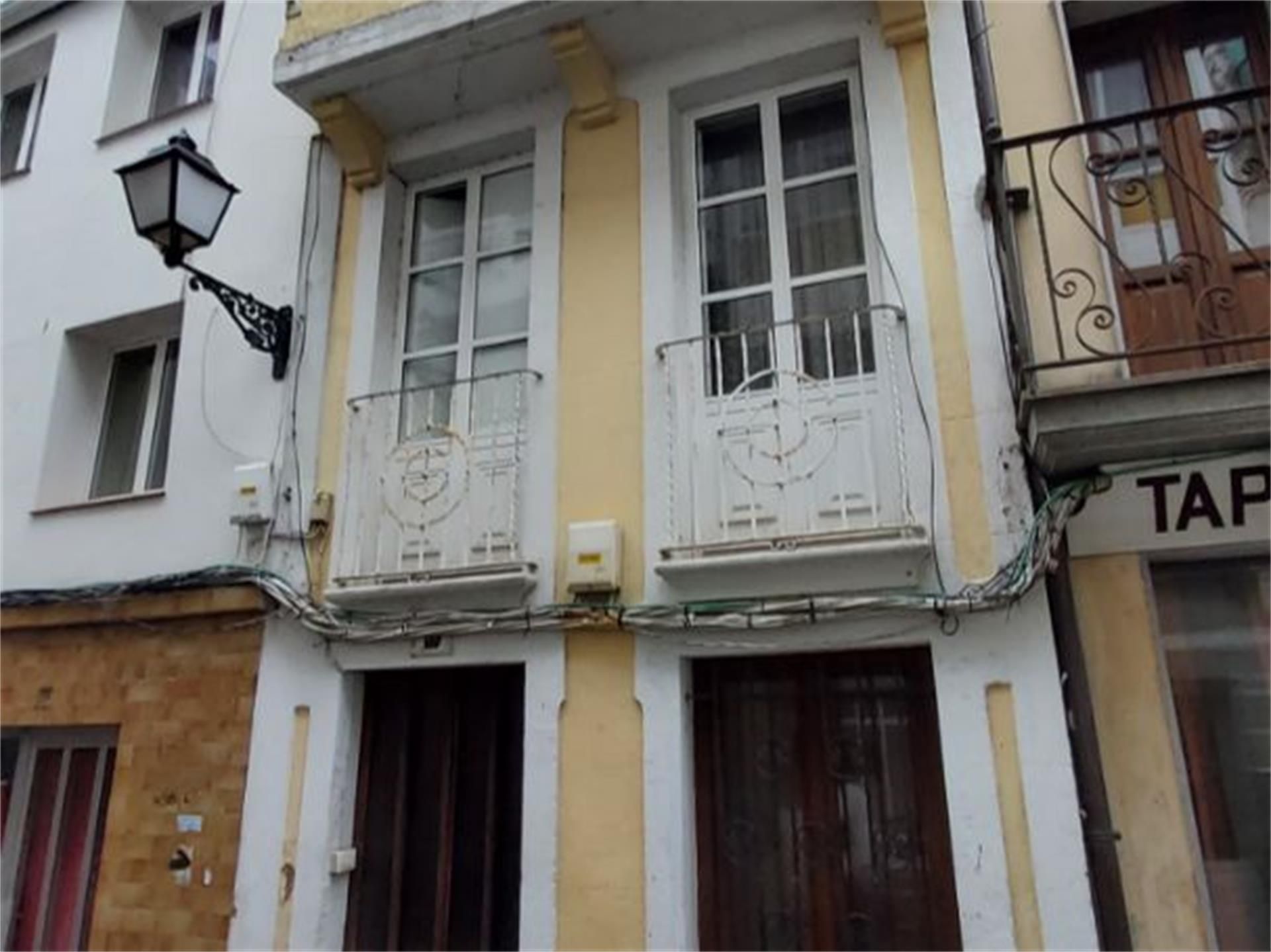 Vista exterior de Casa adosada en venda en Viveiro amb Terrassa i Balcó