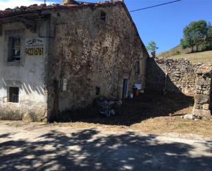 Vista exterior de Casa adosada en venda en Campoo de Yuso amb Jardí privat