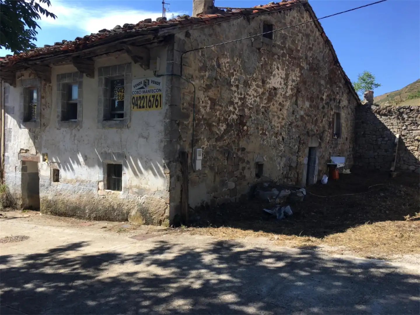 Vista exterior de Casa adosada en venda en Campoo de Yuso amb Jardí privat