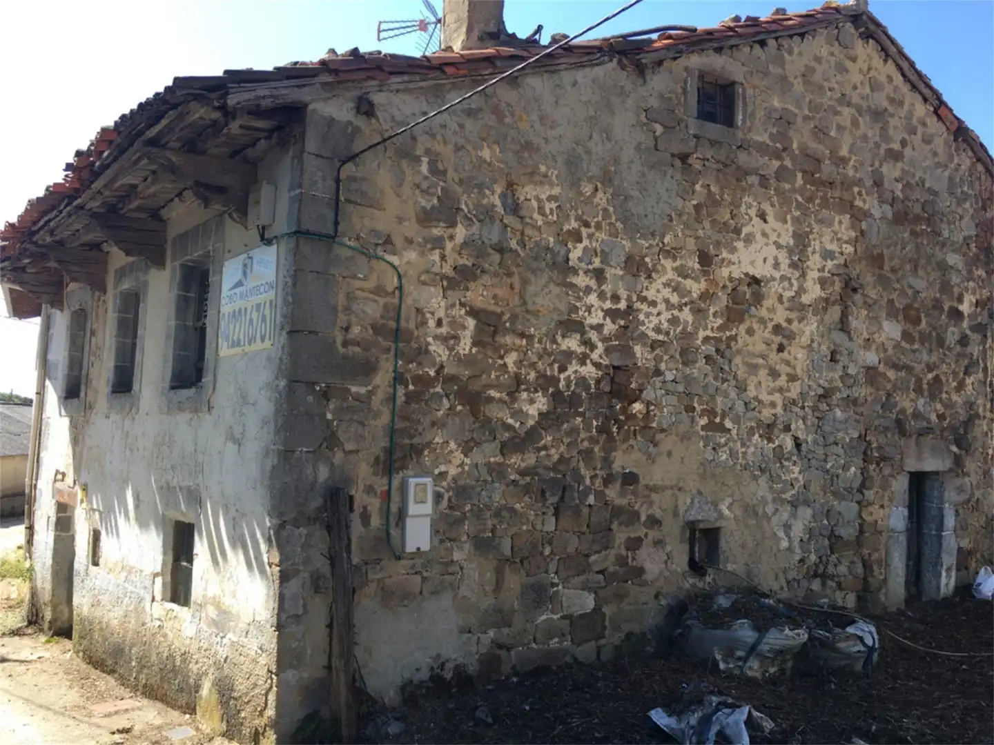 Vista exterior de Casa adosada en venda en Campoo de Yuso amb Jardí privat