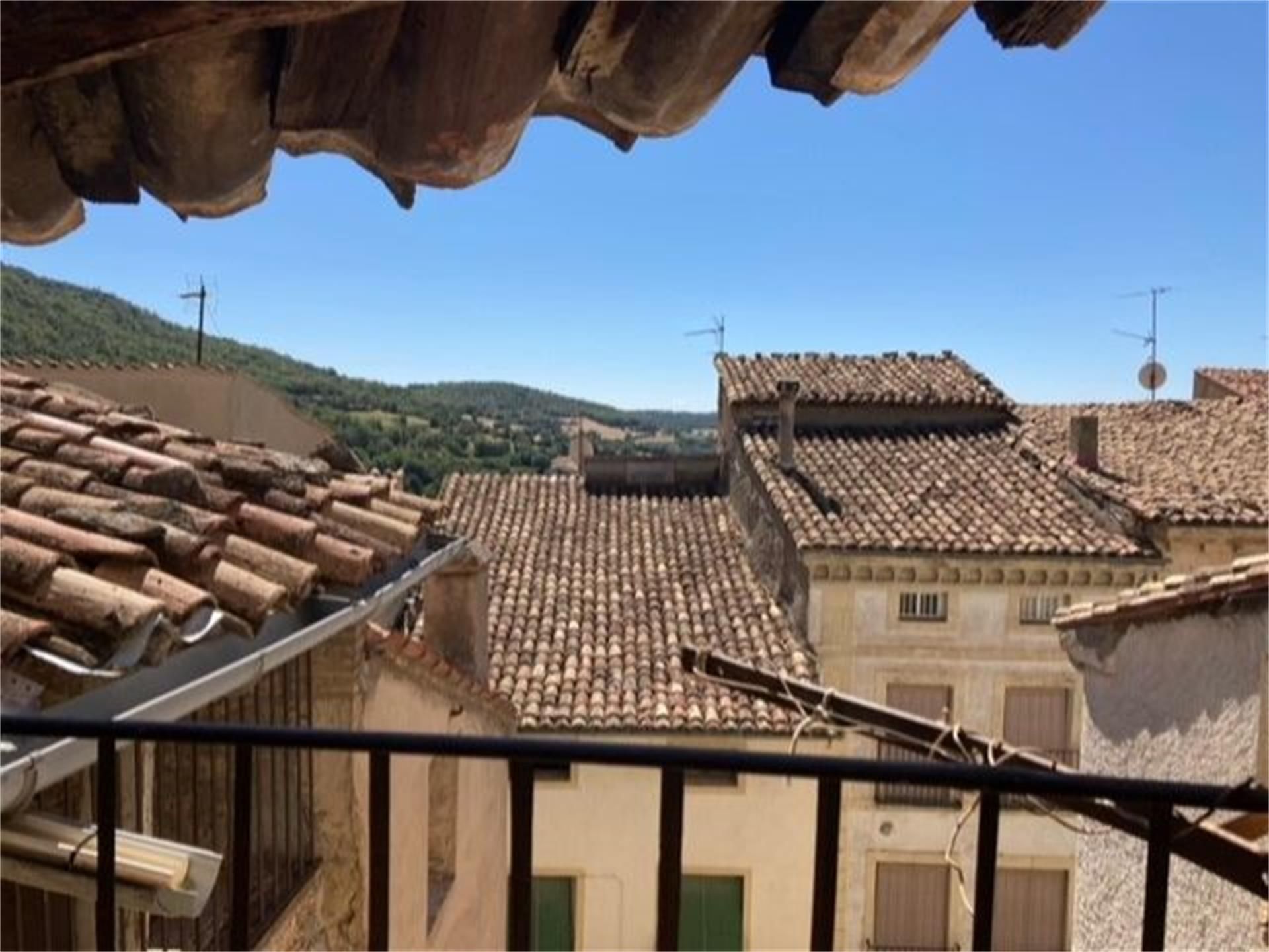 Vista exterior de Casa adosada en venda en Vilanova de Meià amb Terrassa i Balcó