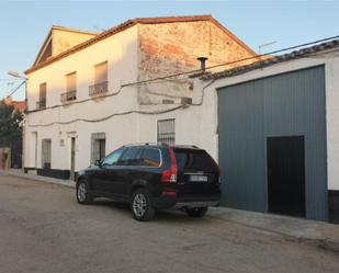 Vista exterior de Casa adosada en venda en Ledaña amb Aire condicionat i Terrassa