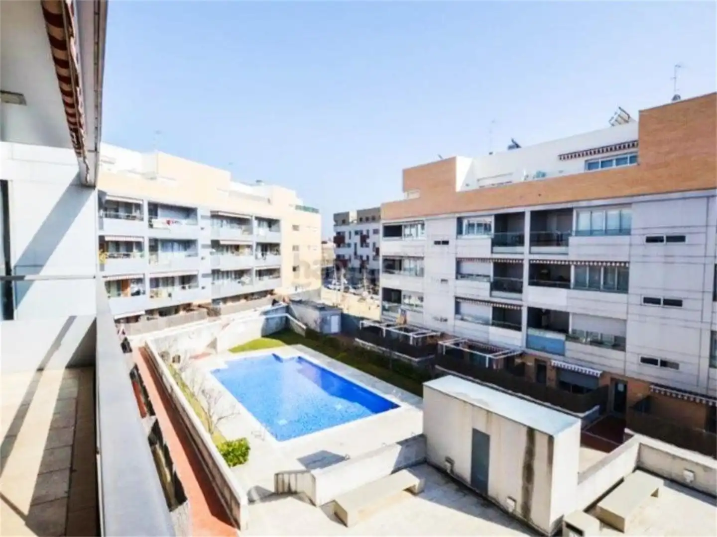 Piscina de Piso en venta en Terrassa con Calefacción, Trastero y Piscina