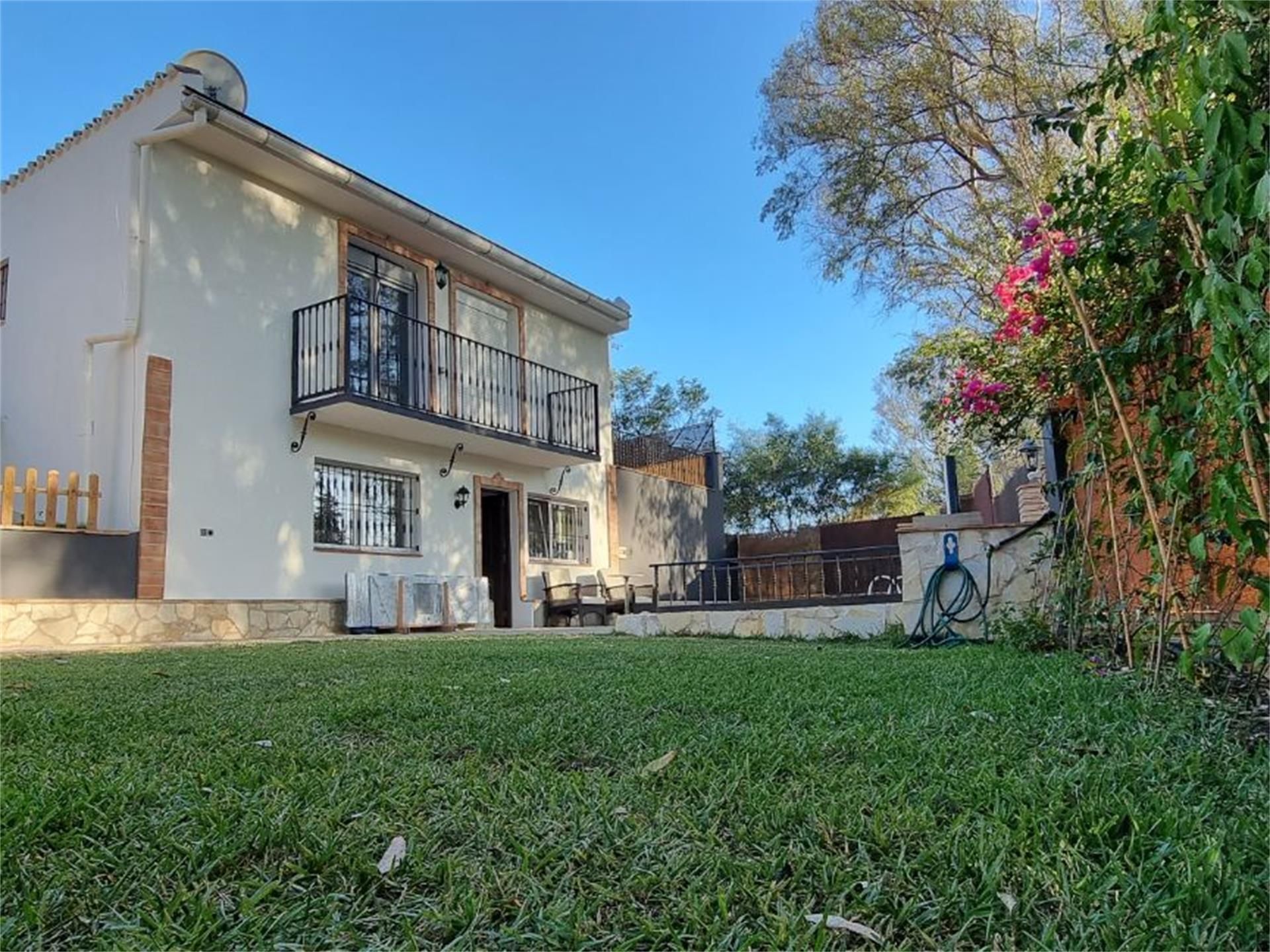 Vista exterior de Casa o xalet de lloguer en Marbella amb Jardí privat, Terrassa i Piscina