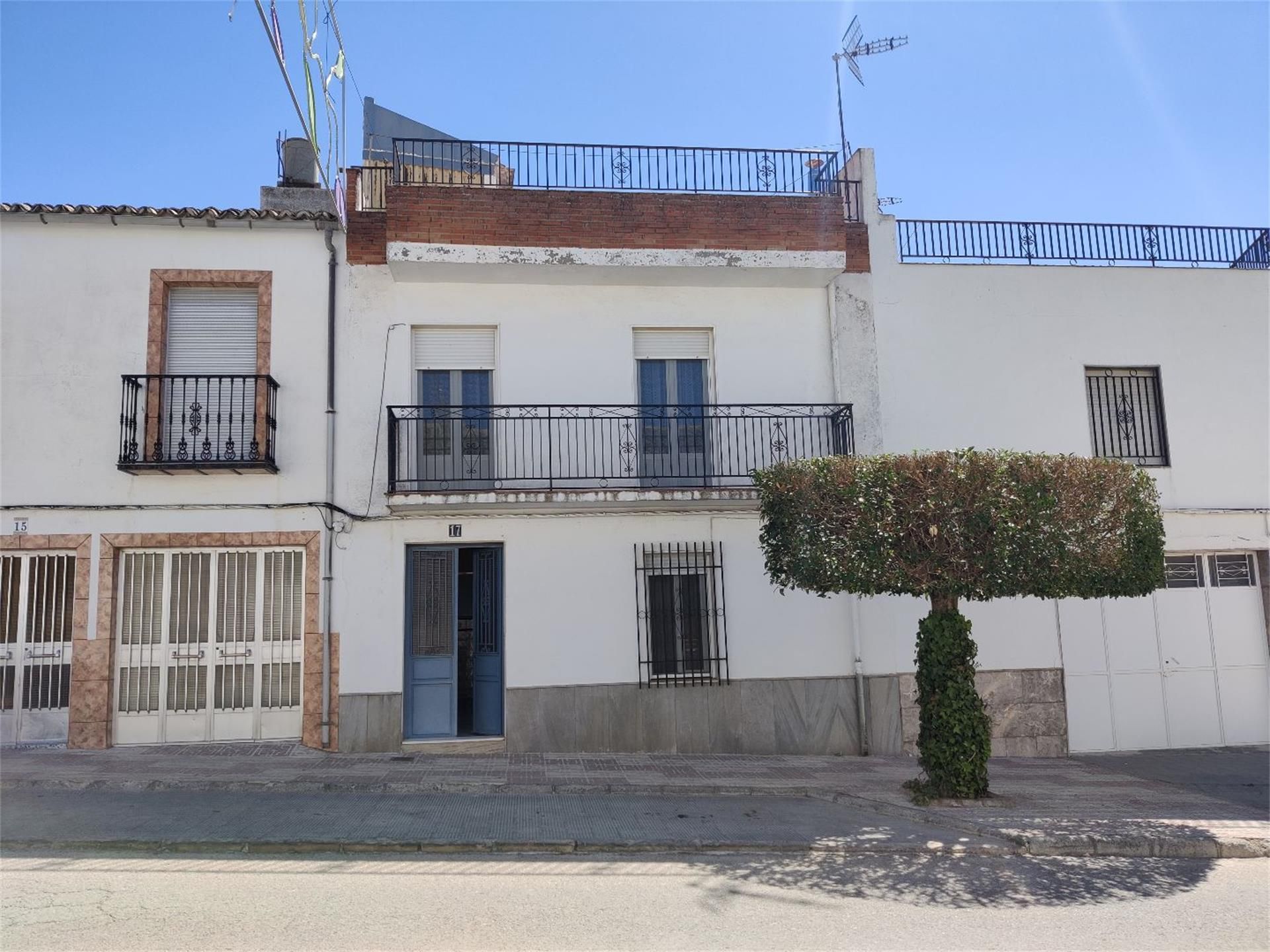 Vista exterior de Pis en venda en Sabiote amb Terrassa i Balcó