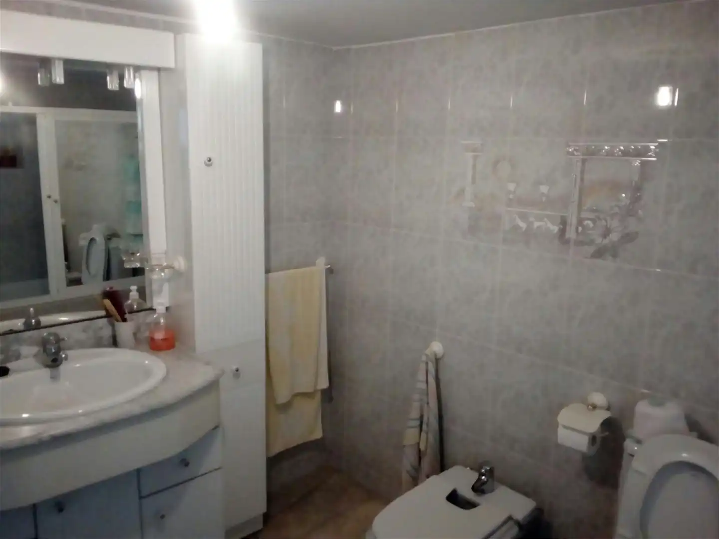 Badezimmer von Einfamilien-Reihenhaus zum Verkauf in Caminomorisco mit Möbliert, Ofen und Waschmaschine