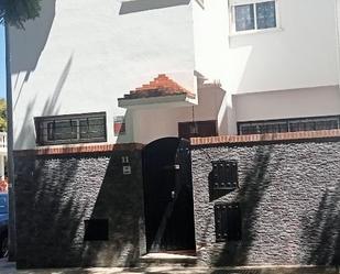 Vista exterior de Casa adosada en venda en Jerez de la Frontera amb Aire condicionat