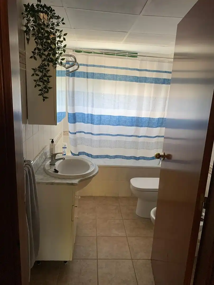 Apartamento de alquiler en Carretera de la Costa, 61, Pla de Maset - Cap de Salou Baño de Apartamento de alquiler en Salou con Aire acondicionado, Calefacción y Lavadora