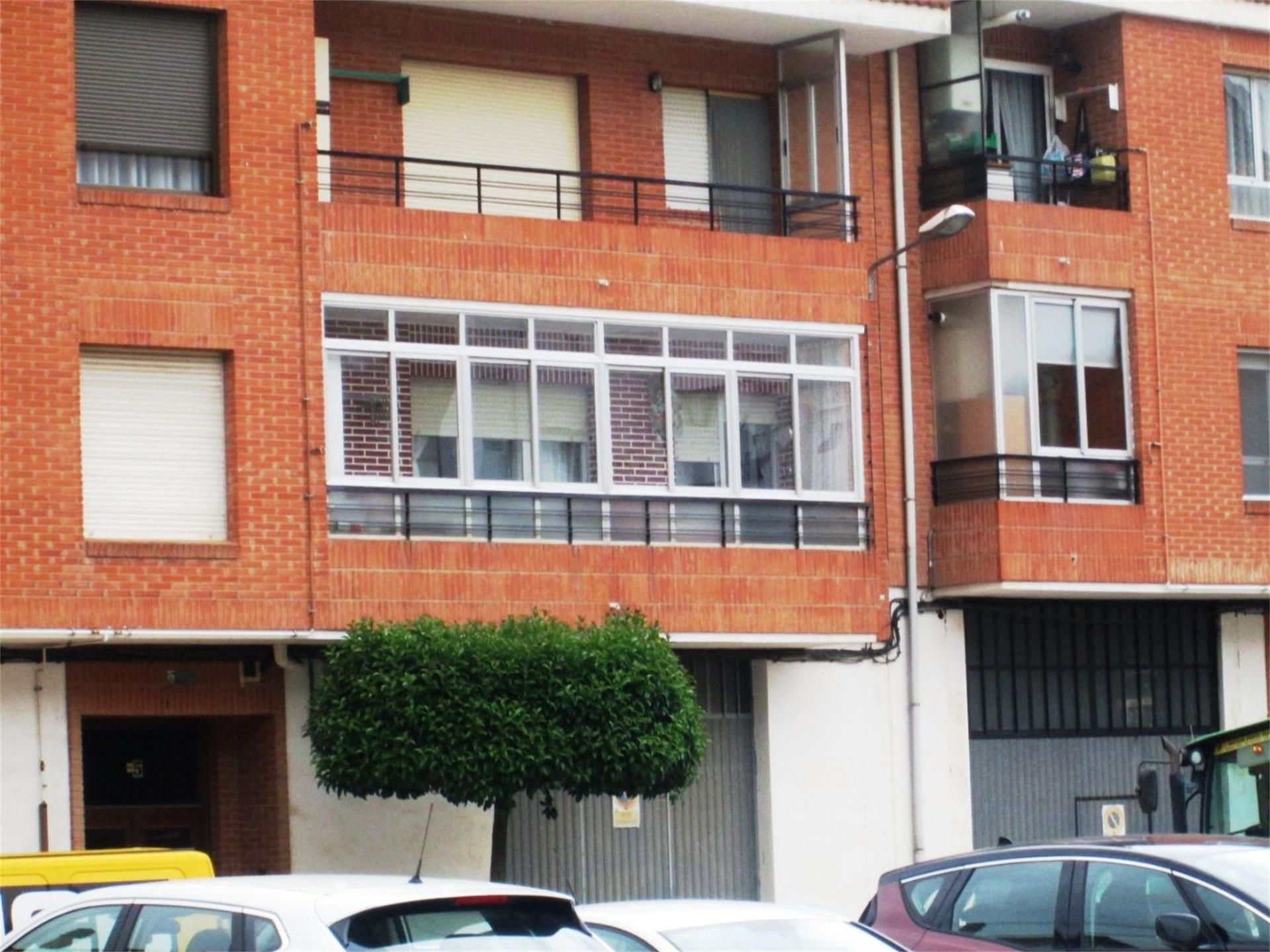 Vista exterior de Pis en venda en Quel amb Terrassa i Balcó