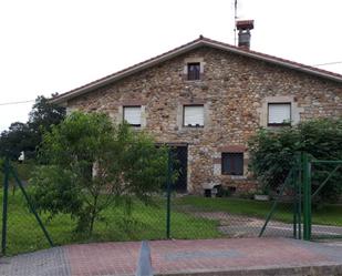 Vista exterior de Casa adosada en venda en Puente Viesgo amb Balcó