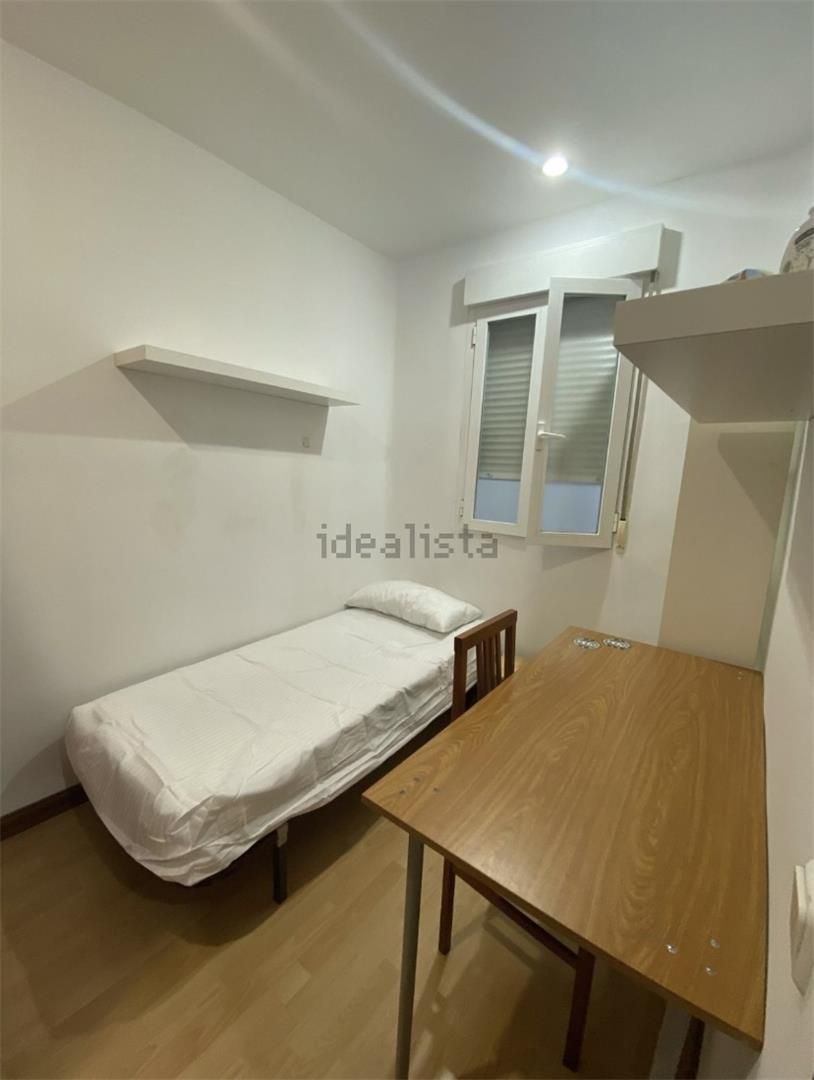 Dormitori de Apartament per a compartir en  Madrid Capital amb Parquet, Moblat i Forn