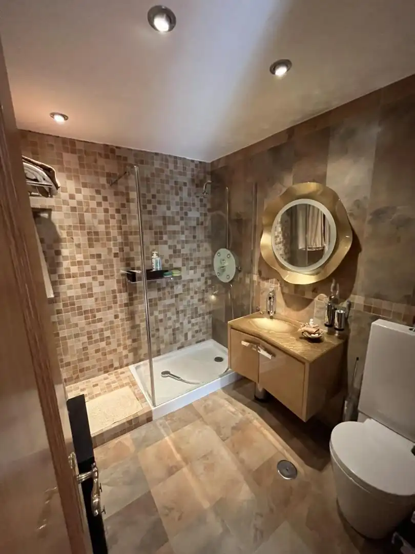 Flat for sale in Calle Baltasar Garzón Real, 91, Torres Bathroom of Flat for sale in Torres with Air Conditioner, Heating and Parquet flooring