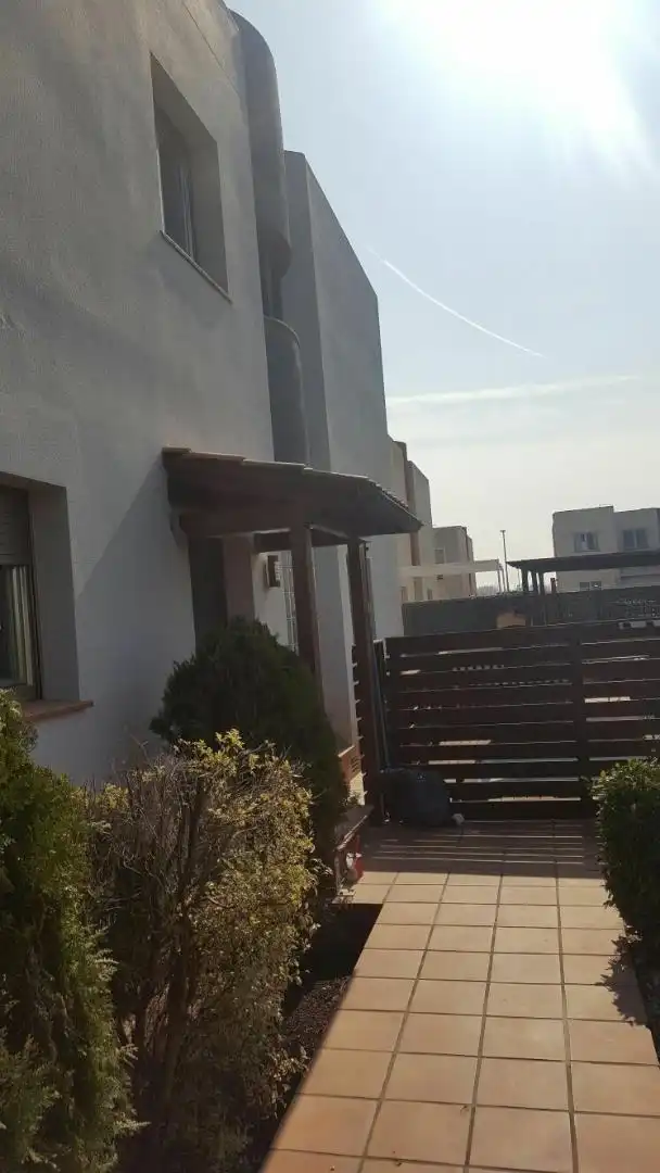 Einfamilien-Reihenhaus zum Verkauf in Passatge Puigmal, 30a, Puigmal - Mas Nou Außenansicht von Einfamilien-Reihenhaus zum Verkauf in Empuriabrava mit Terrasse, Schwimmbad und Balkon