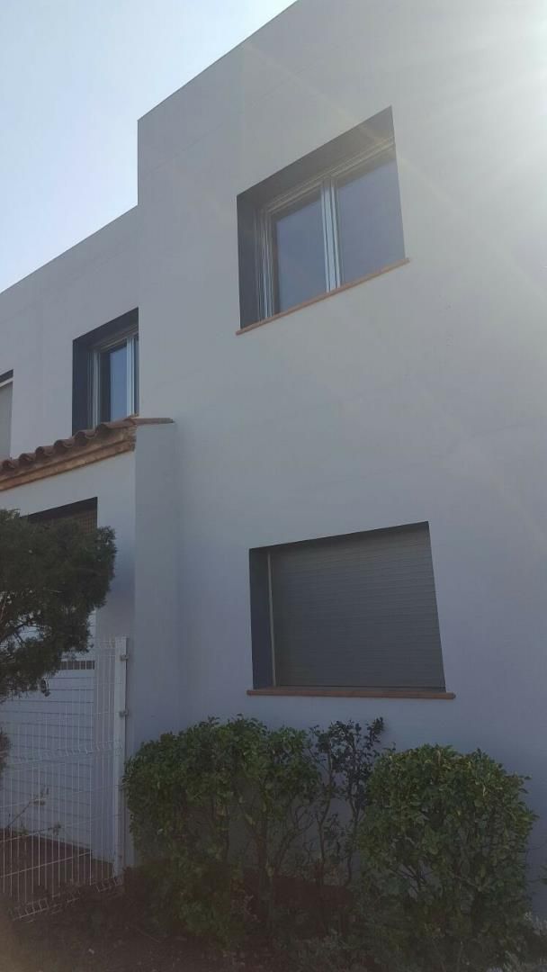 Vista exterior de Casa adosada en venda en Empuriabrava amb Terrassa, Piscina i Balcó