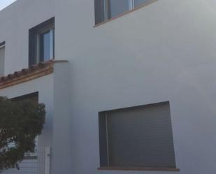 Vista exterior de Casa adosada en venda en Empuriabrava amb Terrassa, Piscina i Balcó