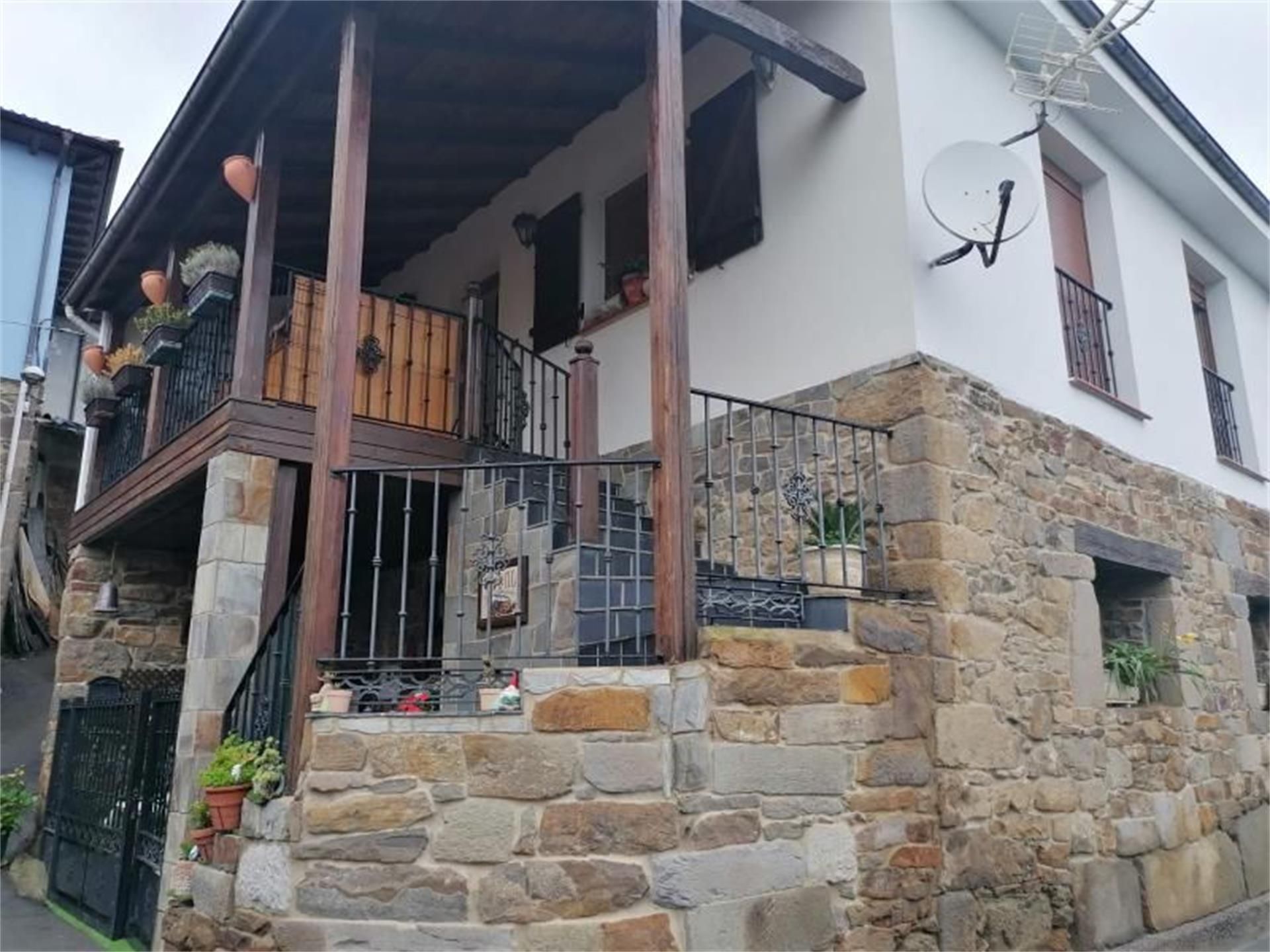 House or chalet for sale in Tiós, Lena Exterior view of House or chalet for sale in Lena with Heating, Private garden and Parquet flooring