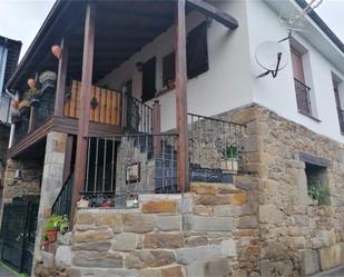 Vista exterior de Casa o xalet en venda en Lena amb Terrassa i Balcó