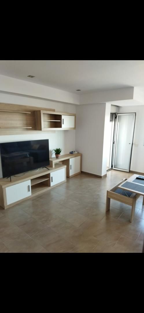 Sala d'estar de Pis de lloguer en Roquetas de Mar amb Terrassa, Piscina i Moblat