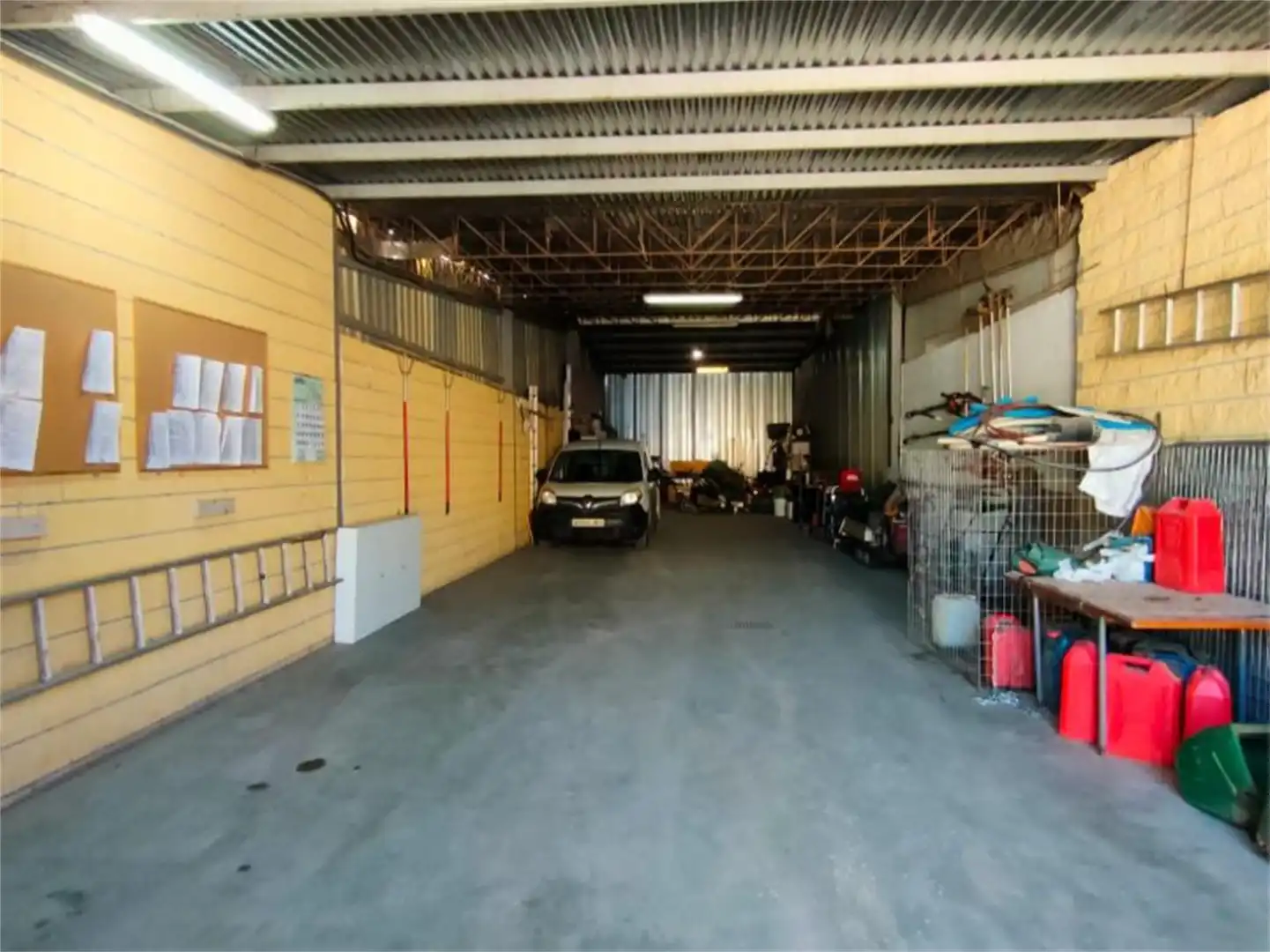 Fabrikhallen zum Verkauf in San Enrique - Guadiaro - Pueblo Nuevo Parkplatz von Fabrikhallen zum Verkauf in Sotogrande