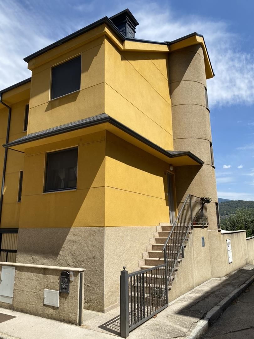 Vista exterior de Casa adosada en venda en Toreno amb Calefacció, Jardí privat i Parquet