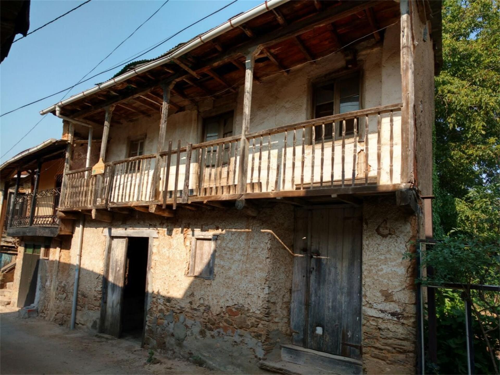 Vista exterior de Casa adosada en venda en Villafranca del Bierzo amb Jardí privat, Traster i Balcó