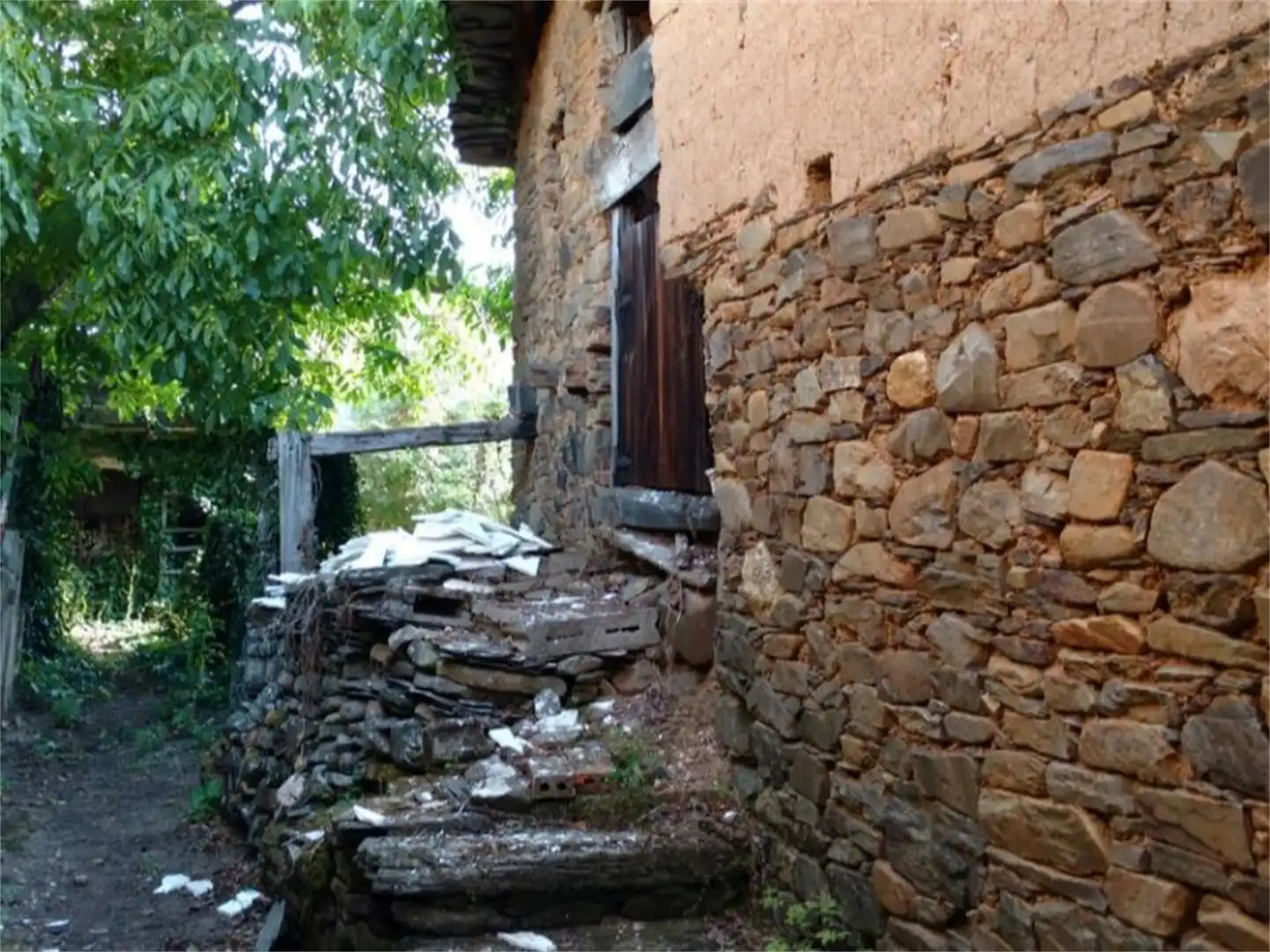 Casa adosada en venta en Calle la Iglesia, Villafranca del Bierzo Vista exterior de Casa adosada en venta en Villafranca del Bierzo con Jardín privado, Trastero y Balcón
