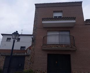 Vista exterior de Casa adosada en venda en Palomeque amb Terrassa i Balcó