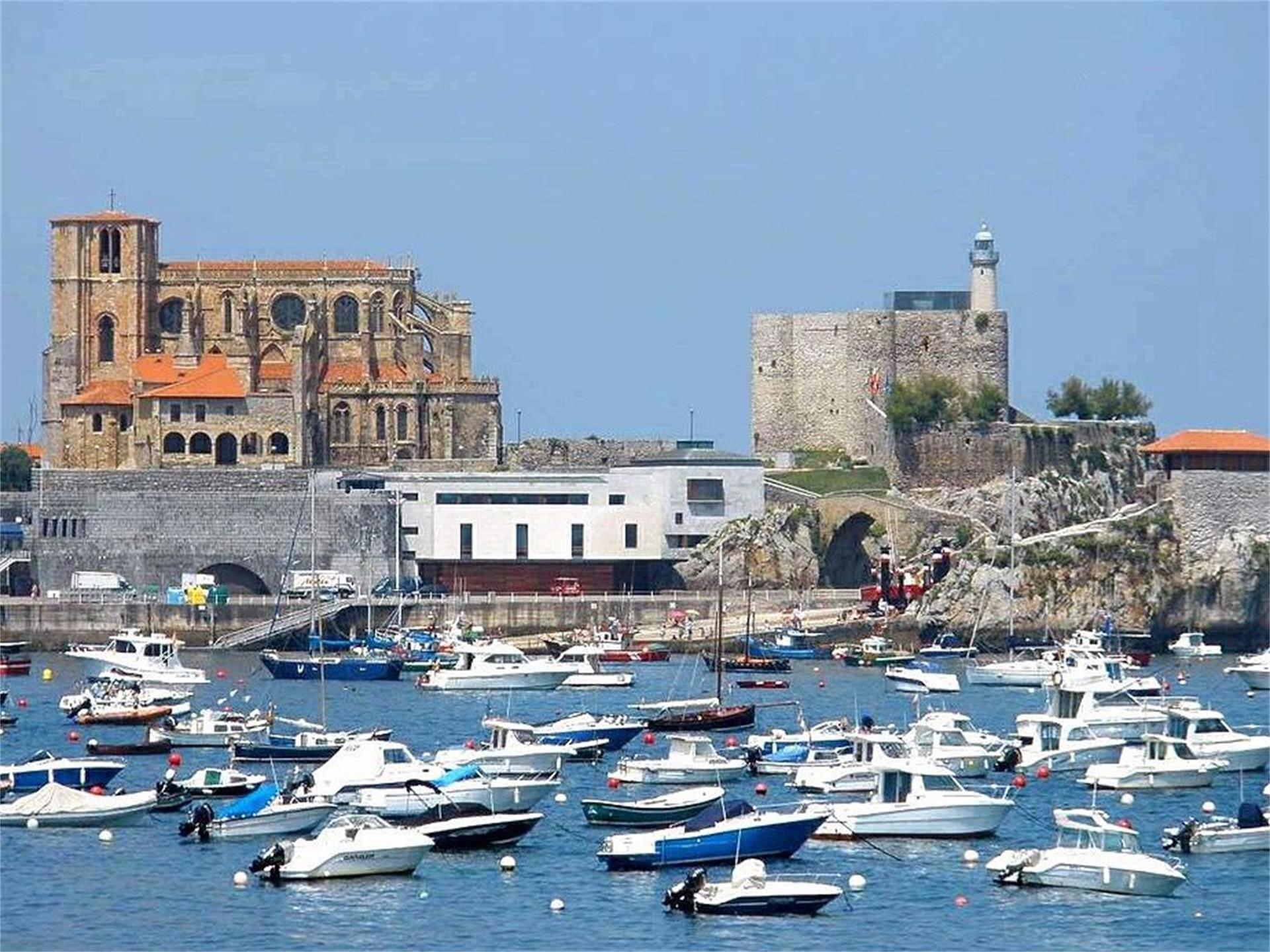 Vista exterior de Pis de lloguer en Castro-Urdiales amb Calefacció, Jardí privat i Parquet