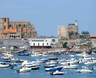 Vista exterior de Pis de lloguer en Castro-Urdiales amb Calefacció, Jardí privat i Parquet