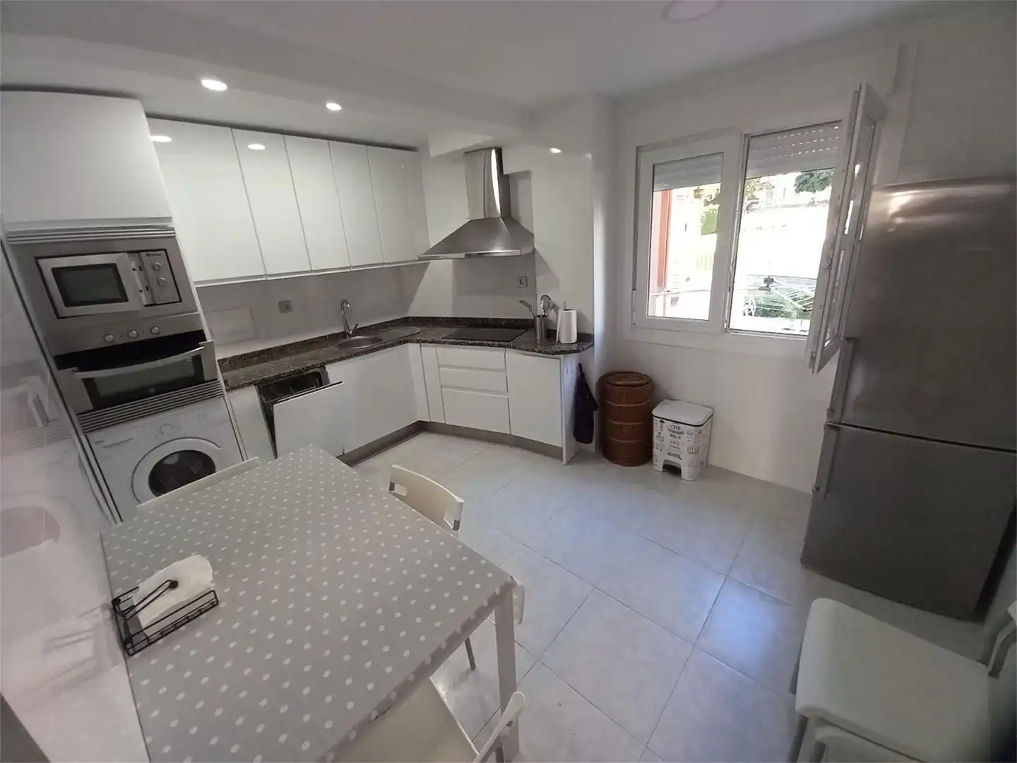Piso de alquiler en Paseo Ocharan Mazas, Brazomar Cocina de Piso de alquiler en Castro-Urdiales con Calefacción, Jardín privado y Parquet