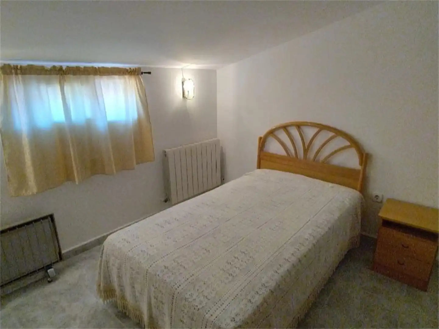 Casa adosada en venda a Calle Mayor, 37, Vallejera de Riofrío Dormitori de Casa adosada en venda en Vallejera de Riofrío amb Calefacció, Terrassa i Moblat
