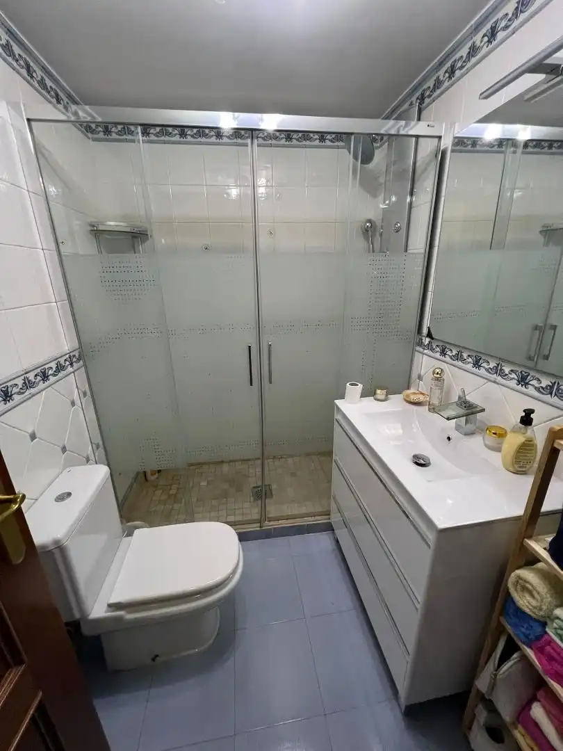 Flat for sale in Calle Pedro de Dios, 20, Alcolea Bathroom of Flat for sale in Córdoba with Air Conditioner, Heating and Storage room