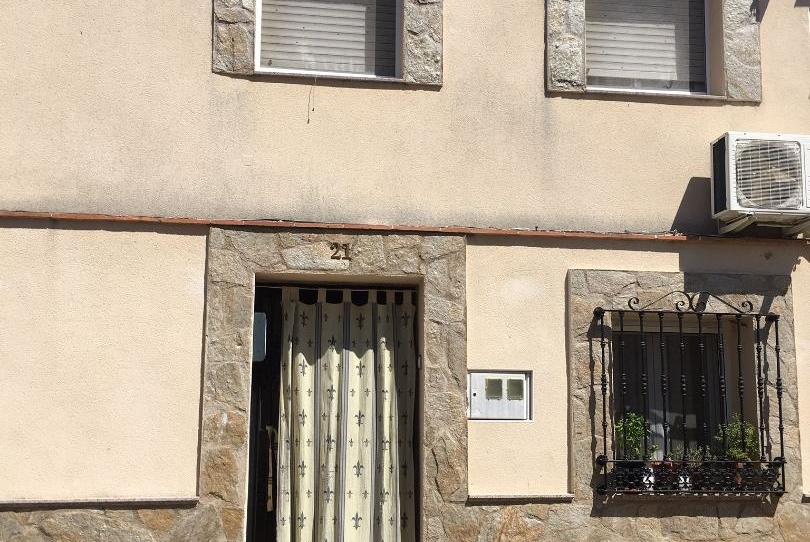 Foto 1 de Casa adosada en venta en Calle Concejo, Zarza la Mayor, Cáceres