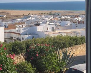 Vista exterior de Casa adosada de lloguer en Conil de la Frontera amb Aire condicionat i Balcó