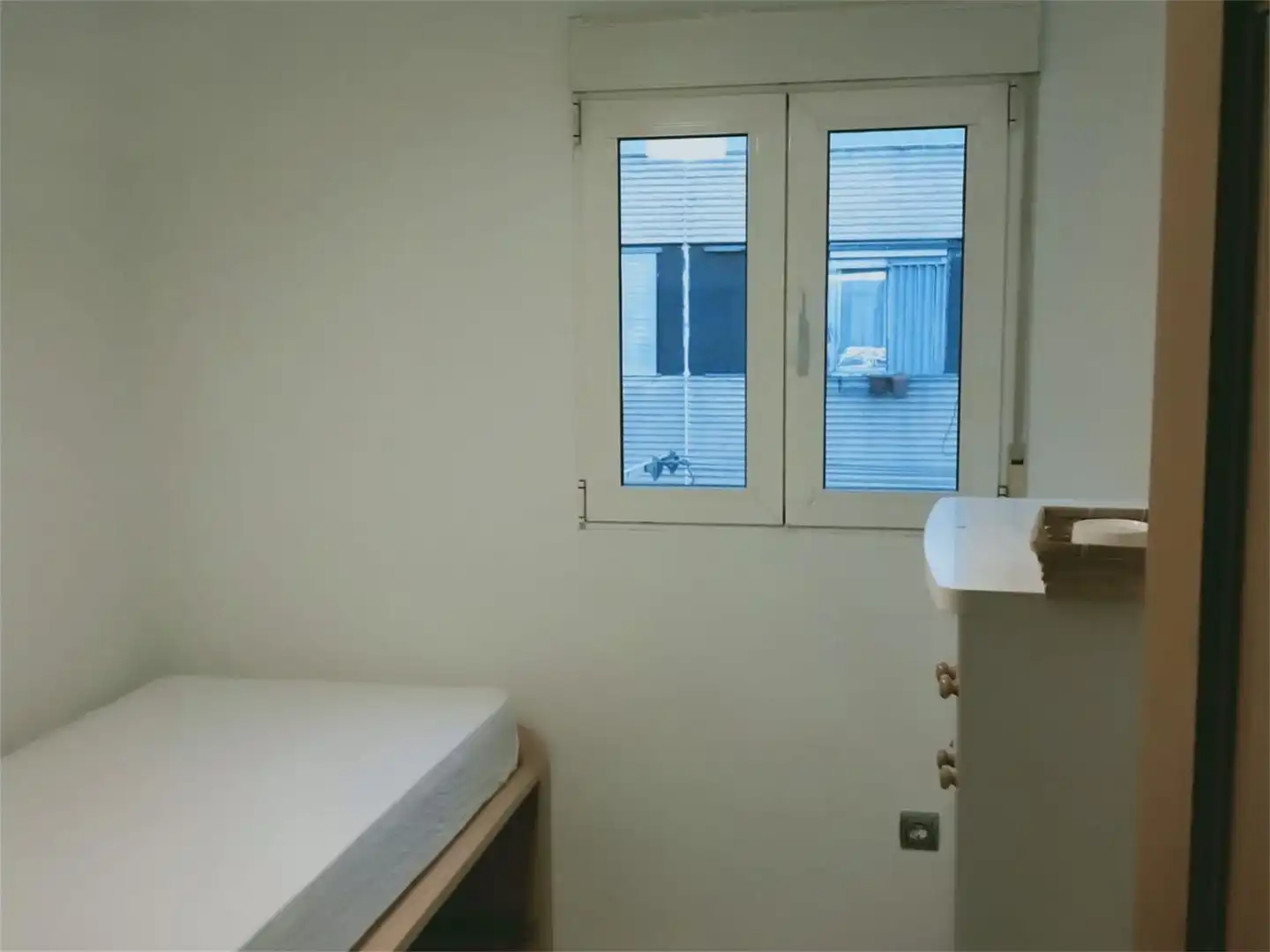Room in Avenida de la Virgen del Val, 49, Val Bedroom of Flat for share in Alcalá de Henares with Heating, Private garden and Parquet flooring