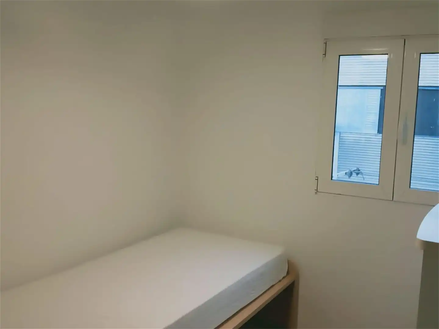 Room in Avenida de la Virgen del Val, 49, Val Bedroom of Flat for share in Alcalá de Henares with Heating, Private garden and Parquet flooring